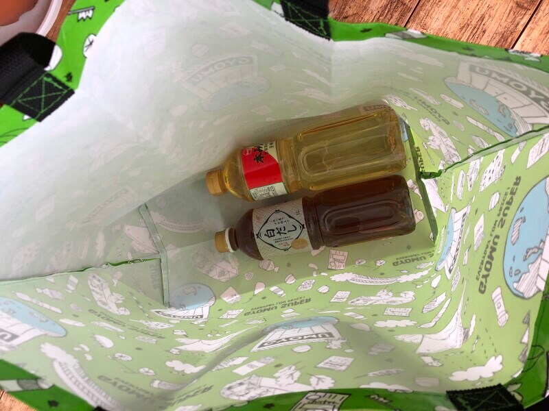 業務スーパーの「オリジナルエコバッグ」に1Lの調味料を入れてみる