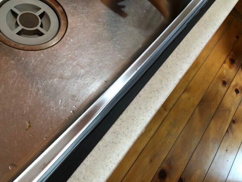 シンクのゴムパッキンの代わりにマスキングテープを貼る