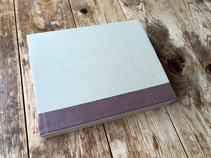 茶色のマスキングテープはシンプルな梱包材との相性が良い