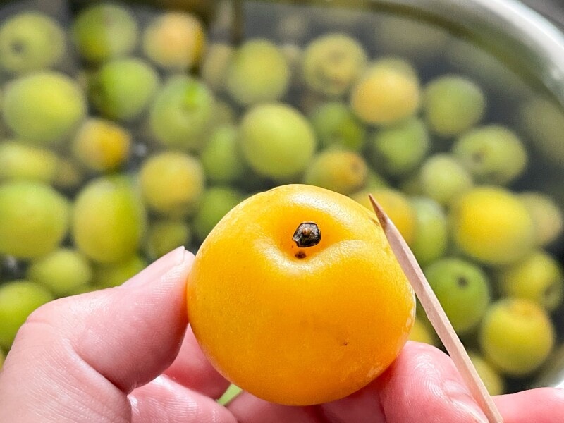 ヘタが残っているものは取り除く