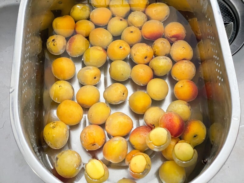 水で梅を洗う