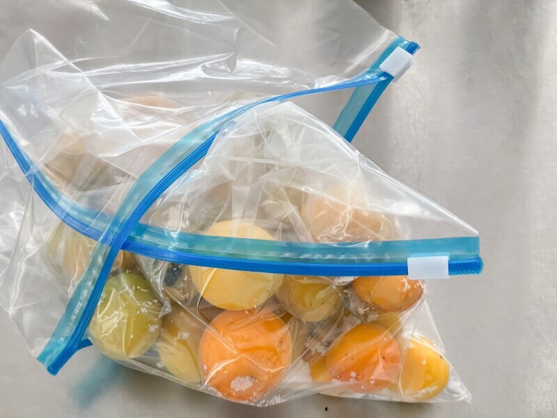 梅酢が漏れたときのことを考えて袋は二重に