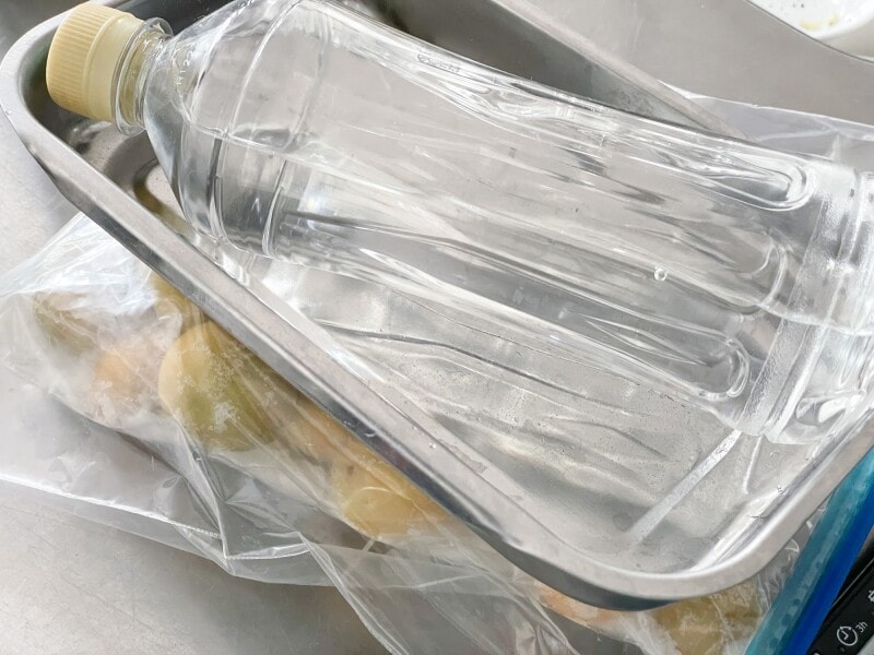 水を入れたペットボトルなどで重石にする