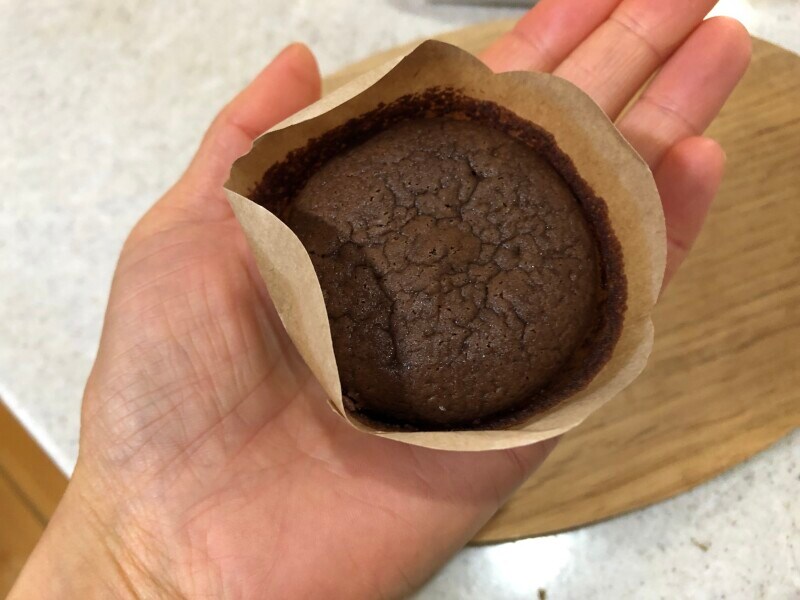 100gのフォンダンショコラは、手のひらに乗る程度の大きさ