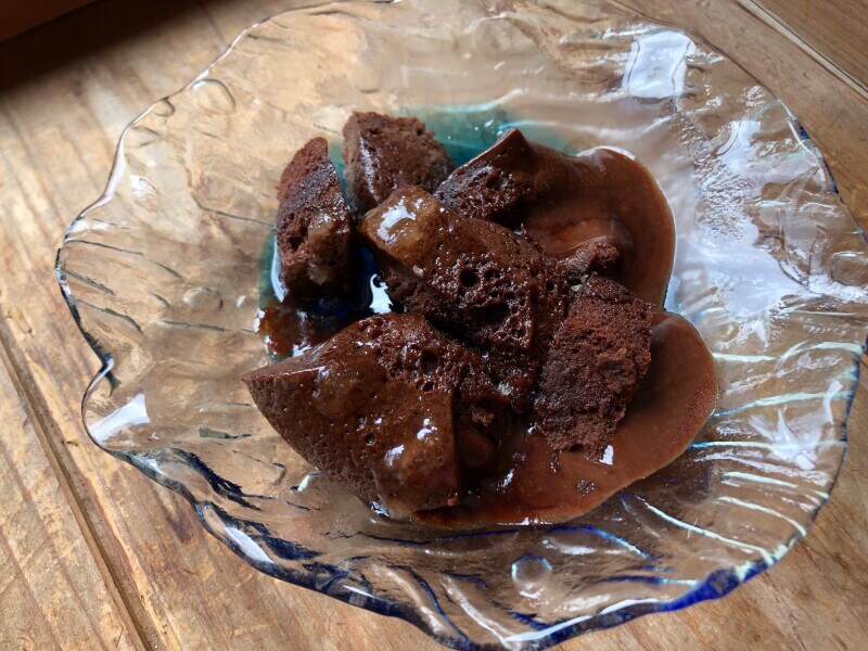 ファミマの「とろけて美味しい フォンダンショコラ」のハチミツかけ