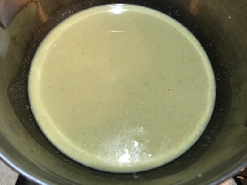 カルディ「ロイタイ グリーンカレー」は薄い緑色