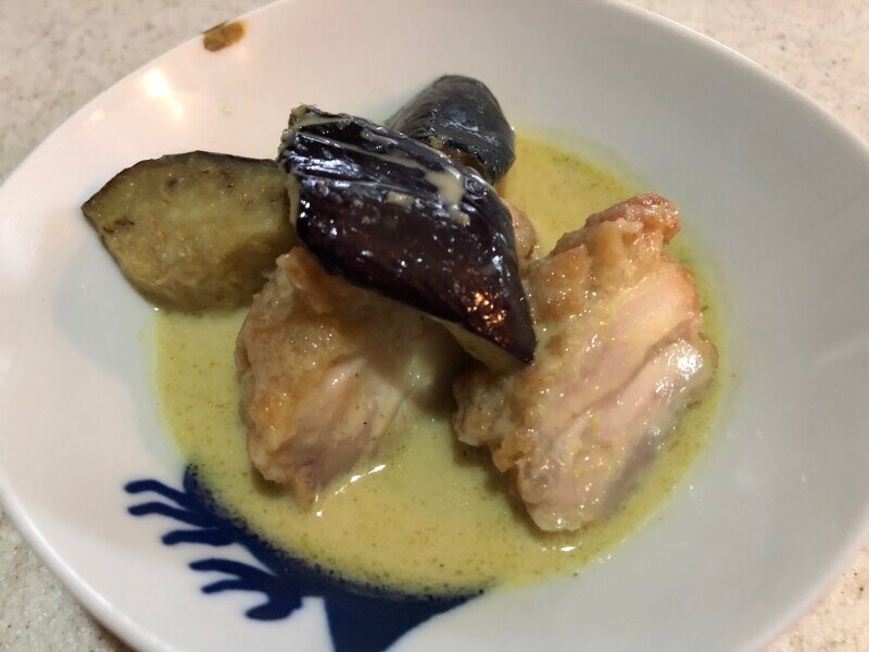 カルディの「ロイタイ&nbsp;グリーンカレー」に唐揚げと揚げ茄子を入れて