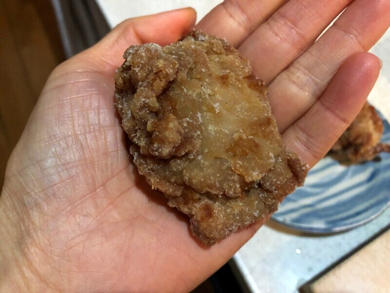一般的なコンビニのからあげと比べても、サイズは大きめ