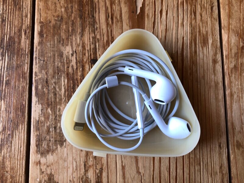アップルのイヤホンがセリアの「FRUITY　おにぎり型ケース2P」にピッタリ入る