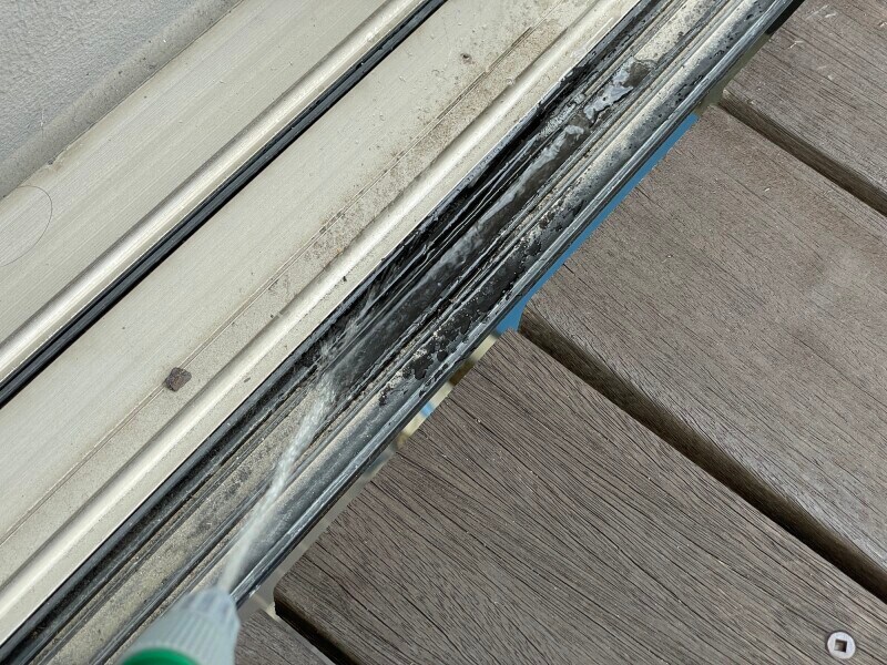 ダイソー加圧式霧吹きの掃除での利用例