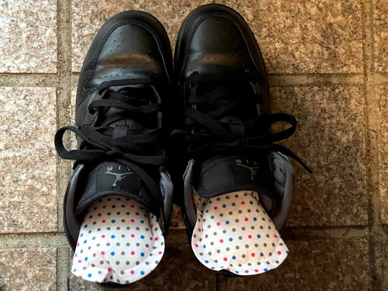 1日履いた靴は風通しの良い場所で除湿剤を入れて除湿する