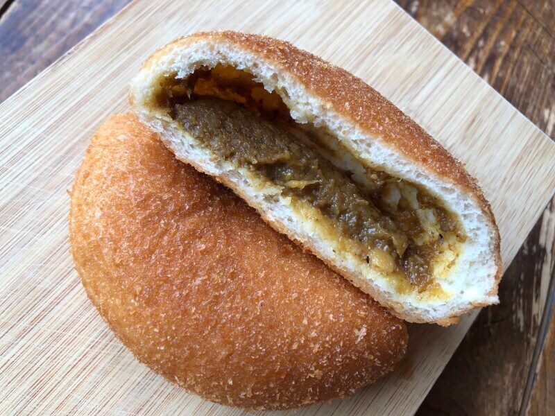 スパイシーなカレーとモチモチのパン生地