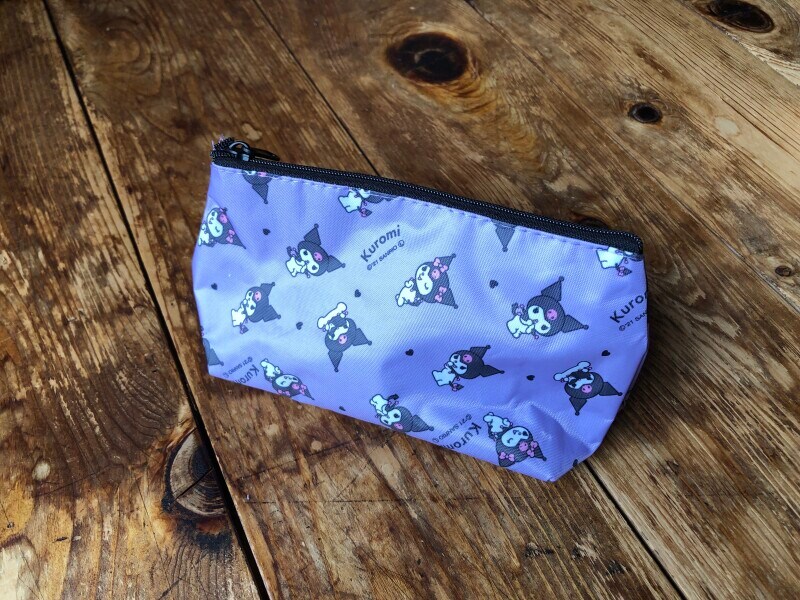 ダイソーの「舟形ポーチ クロミ」