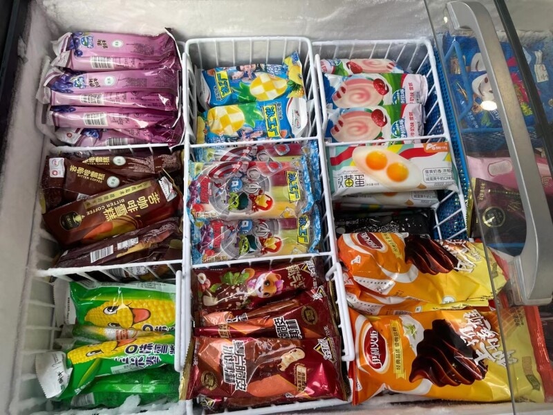 上海のある路地の中の小売店でみつかった「安い」(3~5元)アイス