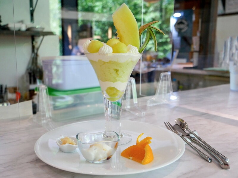 ル・パルフェ馬車道「マスクメロンのパフェ」(税込2420円)(2022年6月30日撮影)