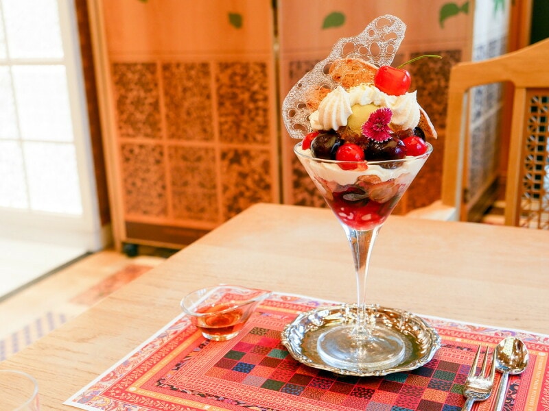 水信フルーツパーラー「さくらんぼパフェ」(税込2800円)(2022年6月21日撮影)
