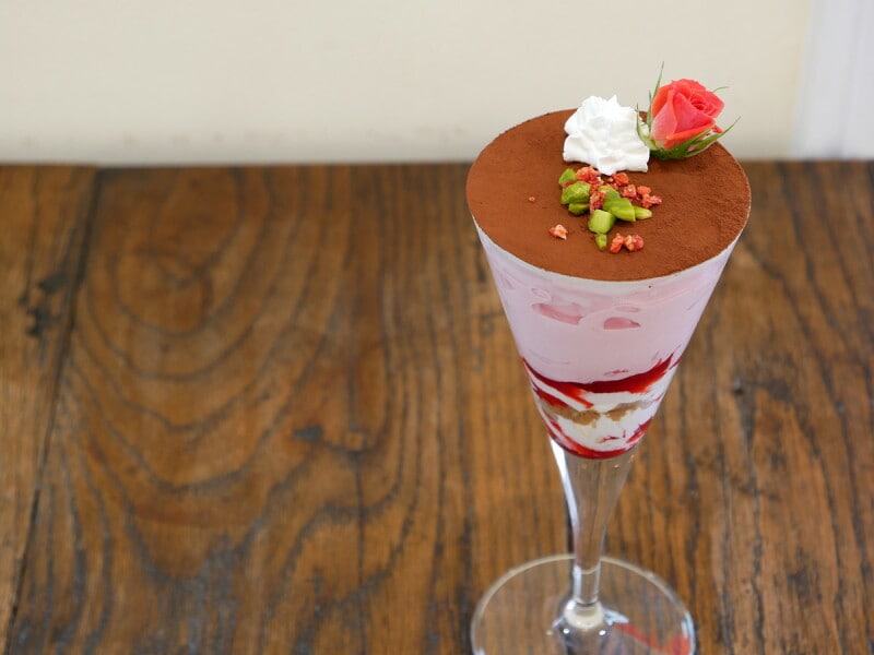 えの木ていスイーツスタンド「横濱ローズパフェ」(税込1300円)(2022年6月21日撮影)