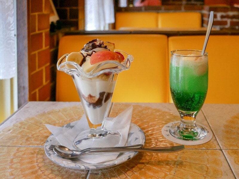 純喫茶モデル「チョコレートパフェ」(税込650円)、「メロンフロート」(税込600円)(2022年3月28日撮影)