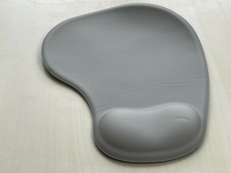 スリーコインズの「クッション付きマウスパッド」　330円（税込）