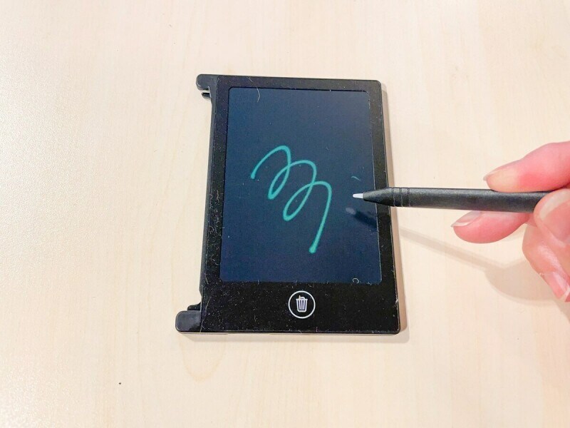 スリーコインズの「4.4インチ電子メモパッド」　330円（税込）