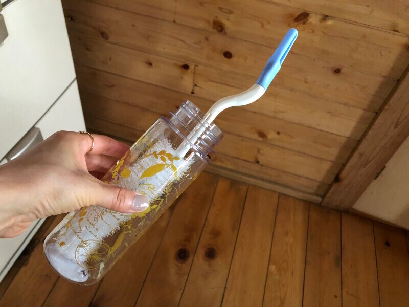 洗う時には、柄が長めのスポンジがおすすめ