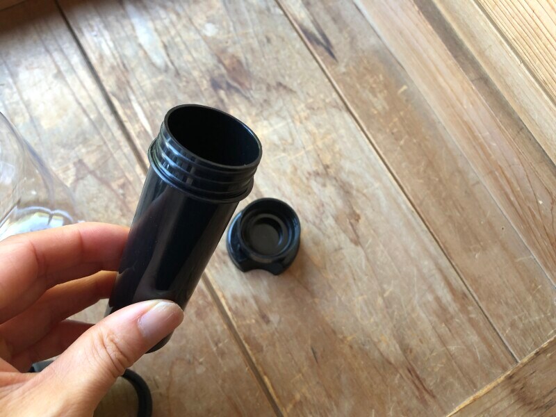 水を入れて凍らせれば、中棒が保冷剤の役割を果たす