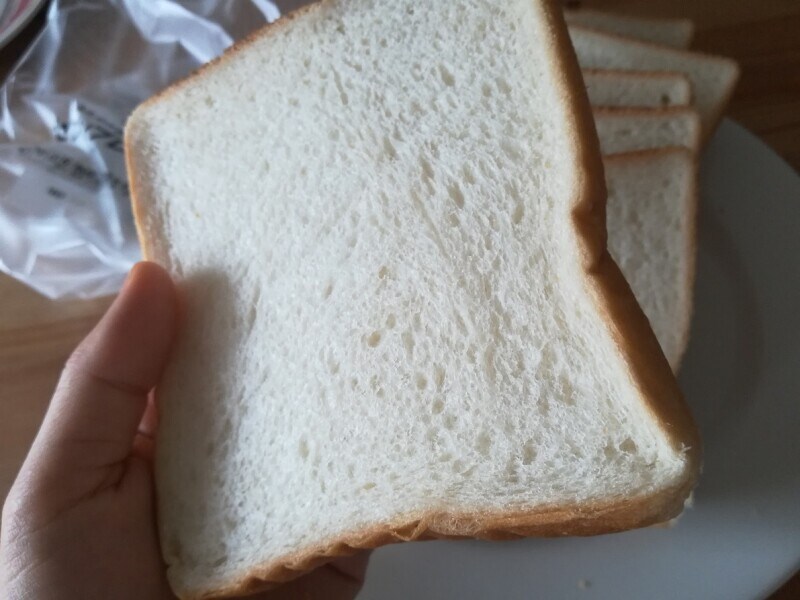 セブンイレブンの食パン「ふんわり食感のセブンブレッド6枚切り」は手頃で上質な味わい