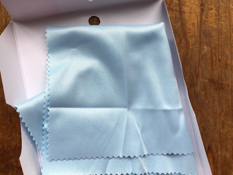 柔らかくて光沢のある生地