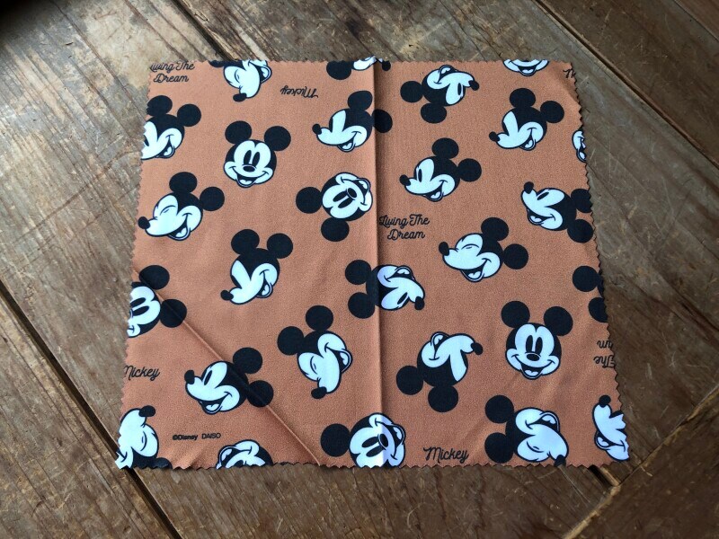 少しツルツルした生地感