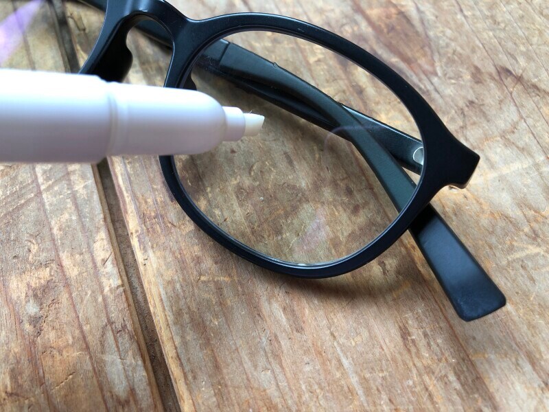 レンズに液体をつけて30秒ほど放置してからメガネクリーナーで磨いていく