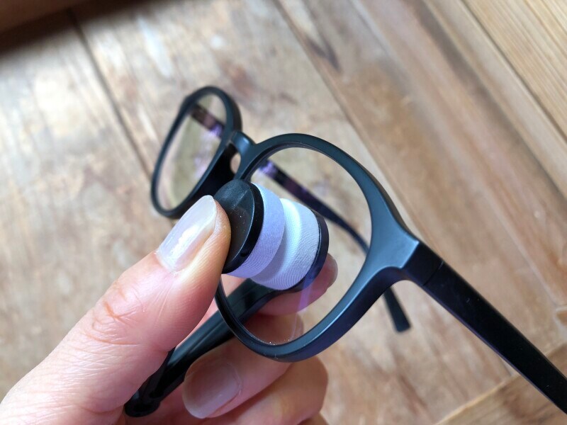 「はさんでメガネクリーナー」はレンズの両面が一度に磨ける