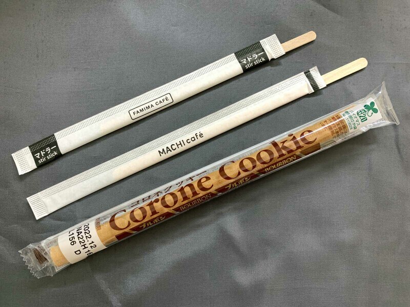ローソンとファミリーマートの木製マドラーとファミリーマートのクッキー製ストロー