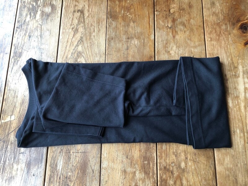 裾も意外と縫い目が厚いので、ずらしてたたむ