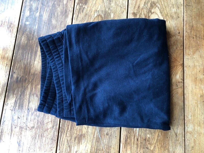 ウエスト部分に重ならないようにたたむ