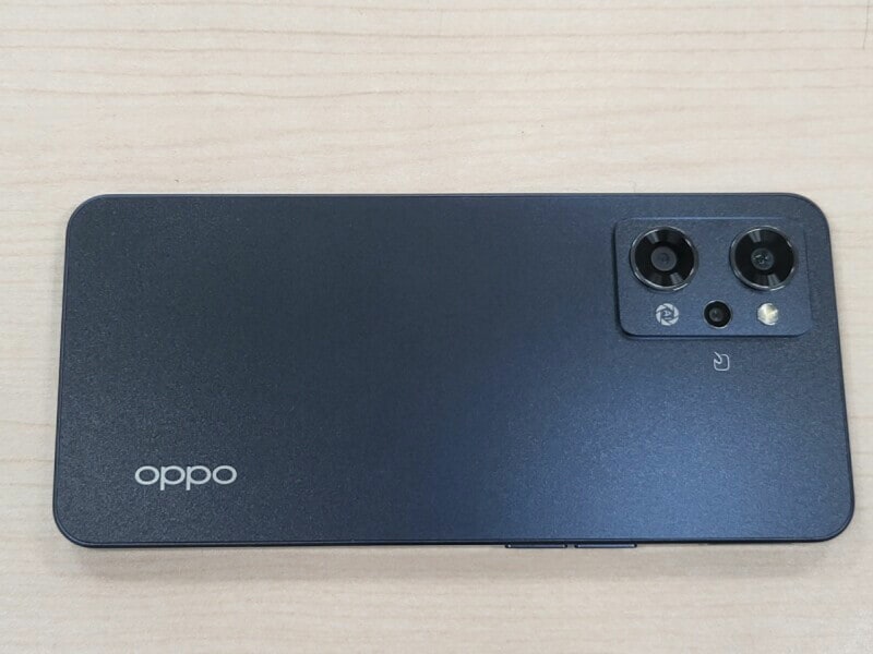 メインカメラは3眼仕様