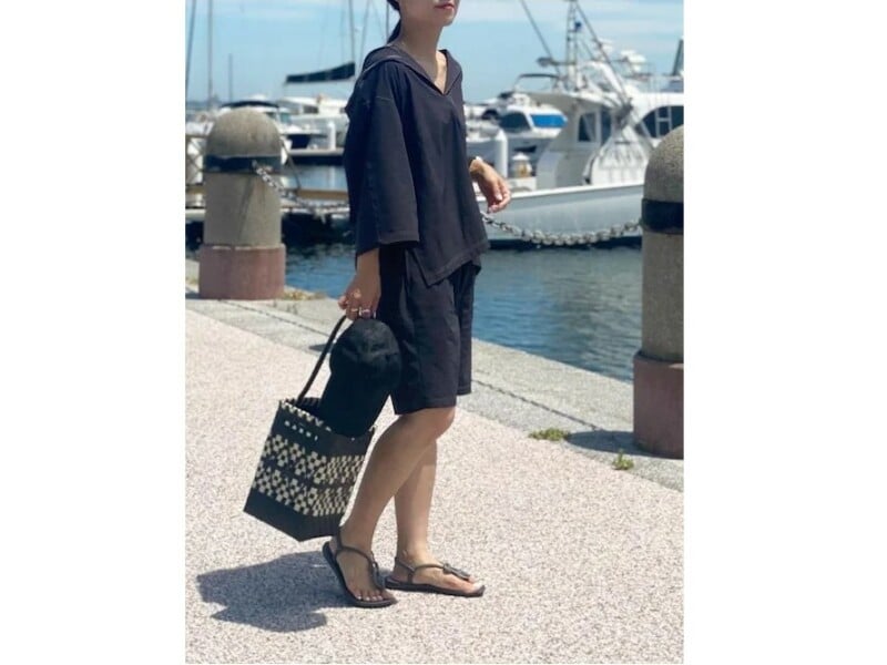 シックなカラーのセットアップなら水際でもおしゃれが楽しめる 出典:WEAR