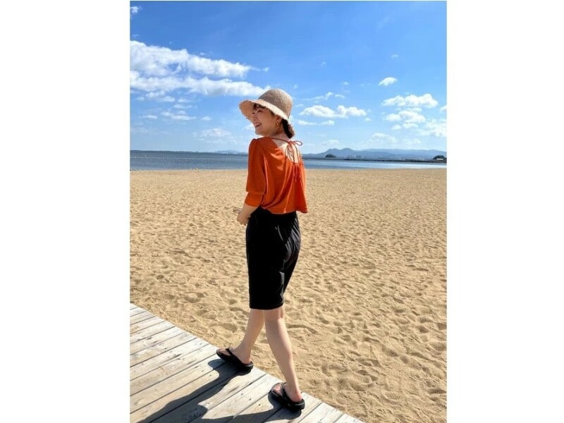 海に映えるきれい色はトップスで取り入れて 出典:WEAR