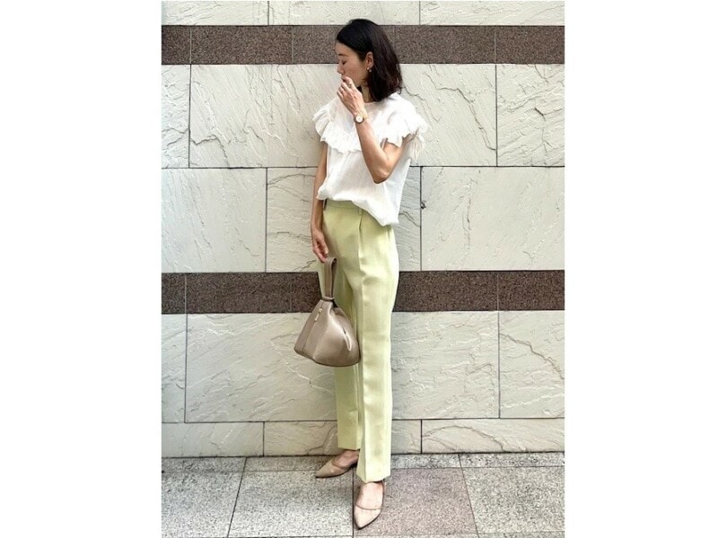 シンプルなワンツーコーデも甘めブラウスで華やかに 出典:WEAR