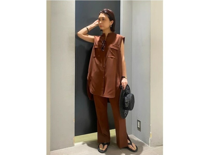 ハットを合わせてもOKなバランスの、きれいめパンツコーデはおしゃれ面も動きやすさも満点