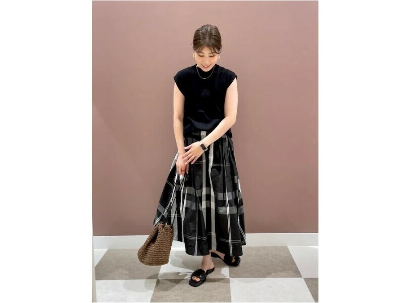 華やかなロングスカートは、汚れの目立ちにくいダークカラーの柄スカートが一押し　