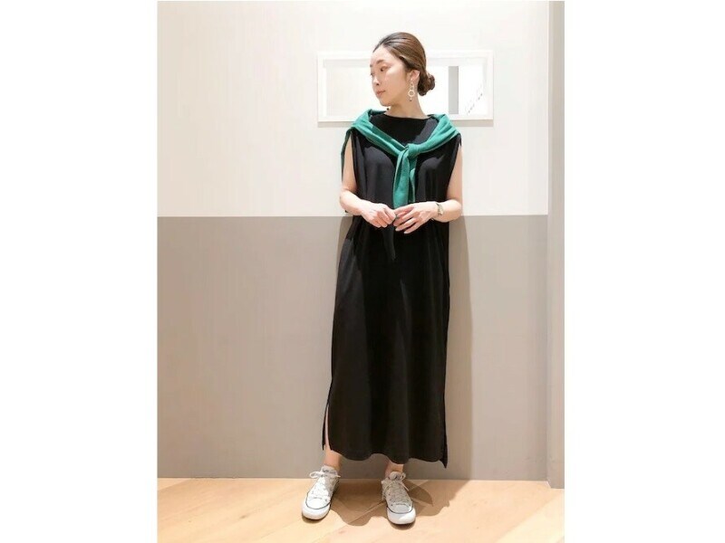 首、手首、足首の「三首見せ」で黒をすっきり見せて 出典:WEAR