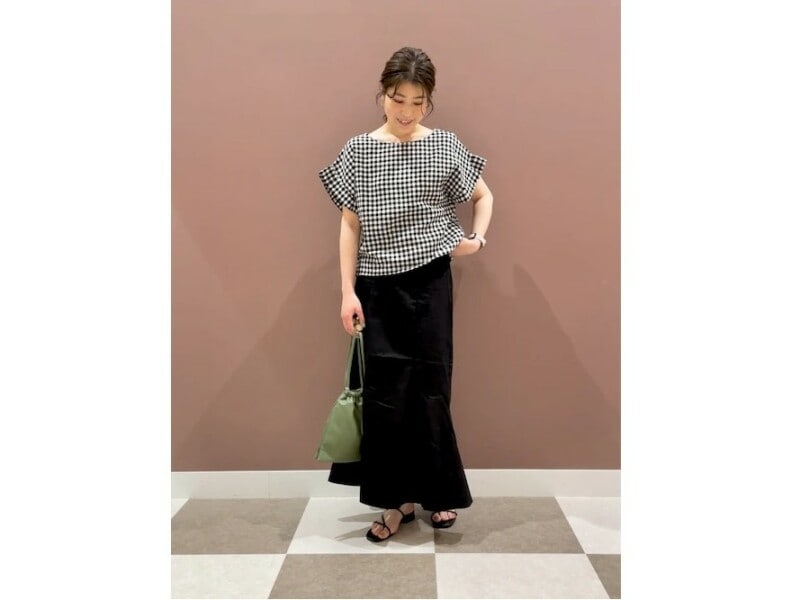 黒白のギンガムチェックブラウスはリネン素材で夏にぴったり 出典:WEAR