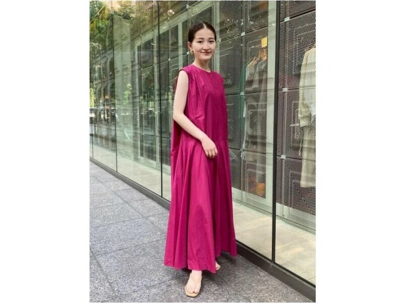 肩から裾に向かってきれいなAラインになっているワンピースは体型も出にくい 出典:WEAR