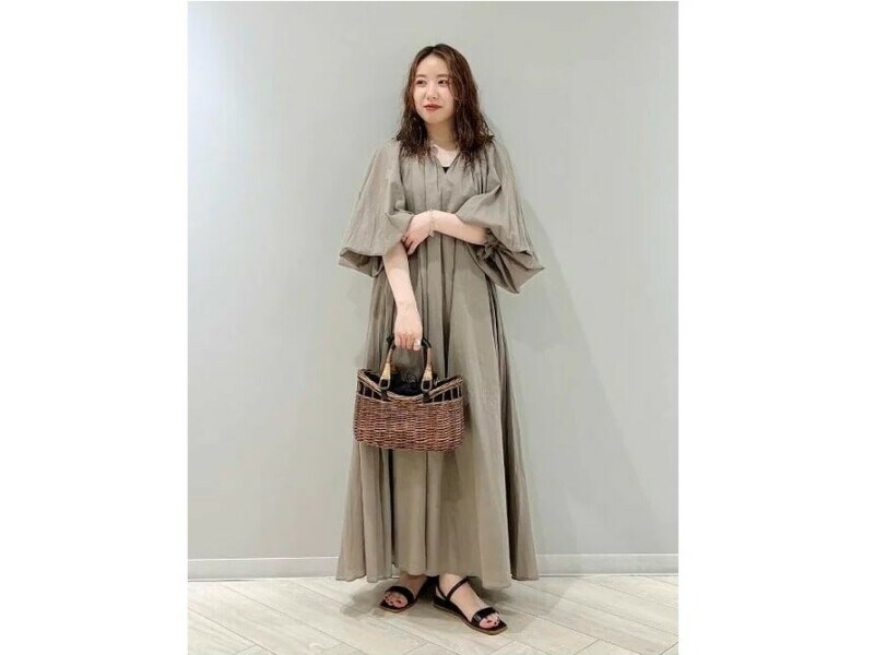 ふんわり膨らんだ袖やフレアのスカート部分で、おしゃれに体型カバーが可能 出典:WEAR