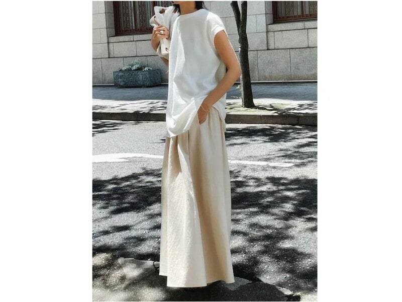 白&ベージュのワントーンで揃えてきれいめ感もアップ 出典:WEAR