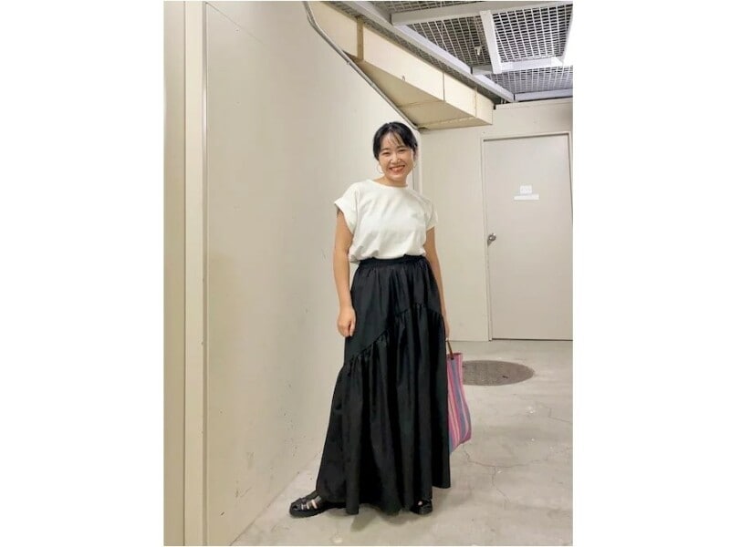 カジュアルな白Tシャツは黒のロングスカートでスタイリッシュに 出典:WEAR