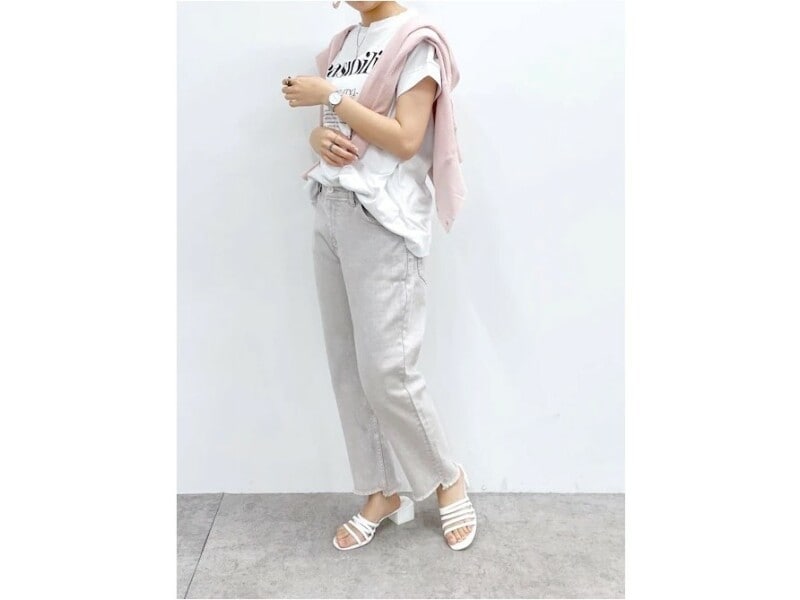 ニュアンスのあるピンクやグレージュでカジュアルスタイルをフェミニンに 出典:WEAR