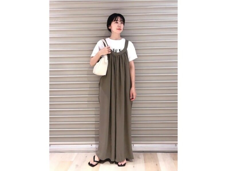 白Tシャツを合わせるとワンピースも普段使いにちょうどいい大人カジュアルコーデに 出典:WEAR