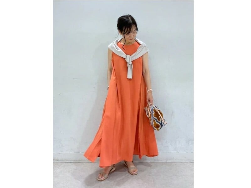 二の腕をカバーしながら、シンプルなロングワンピースのアクセントにもぴったり 出典:WEAR