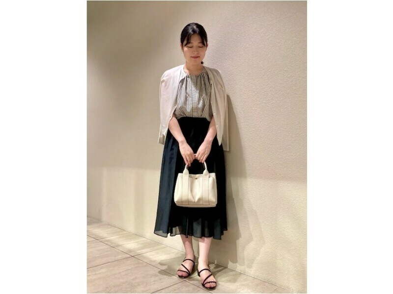 きれいめ見えするカーディガンの肩掛けなら初心者さんにもおすすめ 出典:WEAR